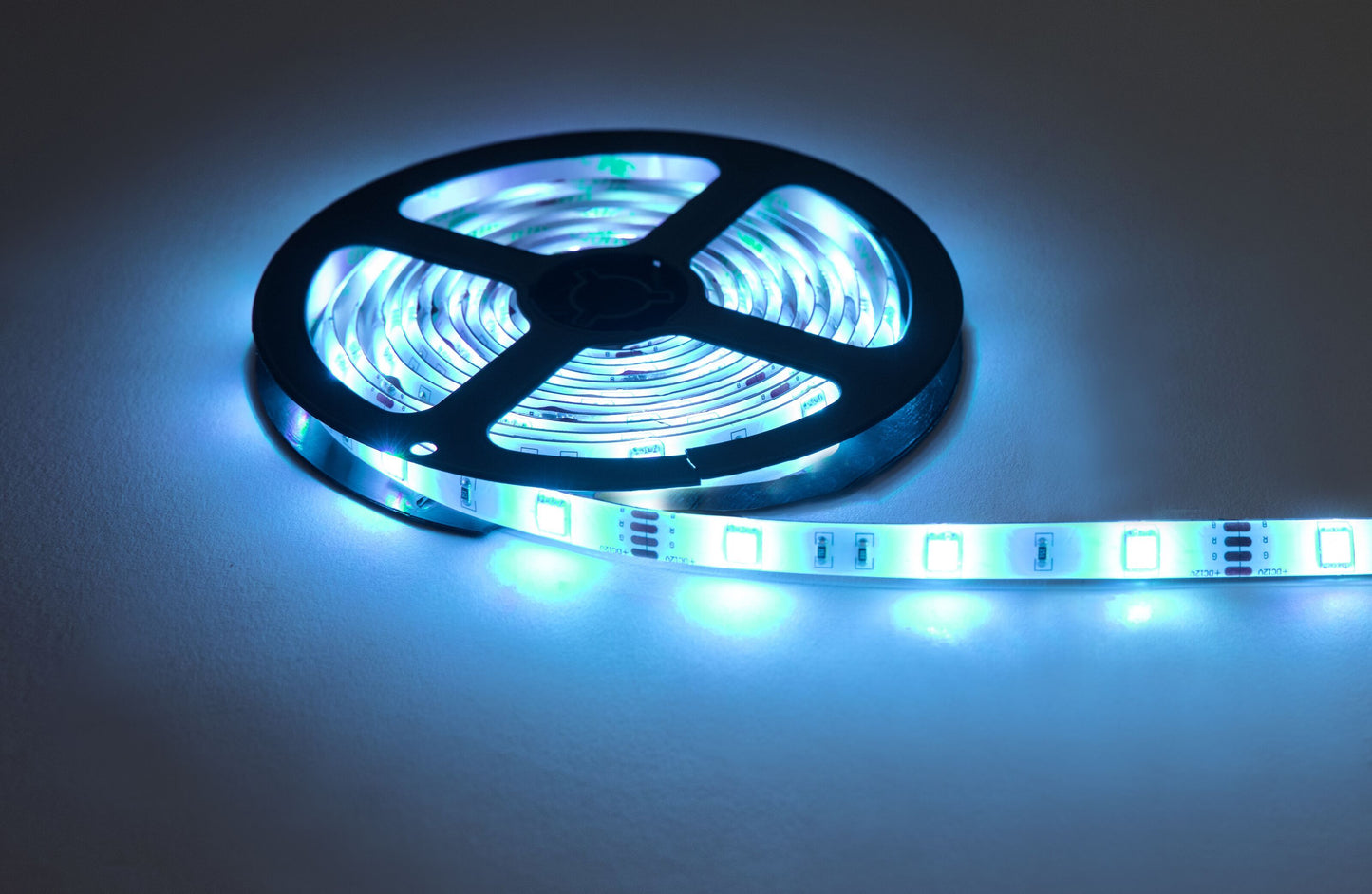Luxorparts LED-stribe RGB 5 m, kraftig blå lysende belysning, rullevisning af striben.
