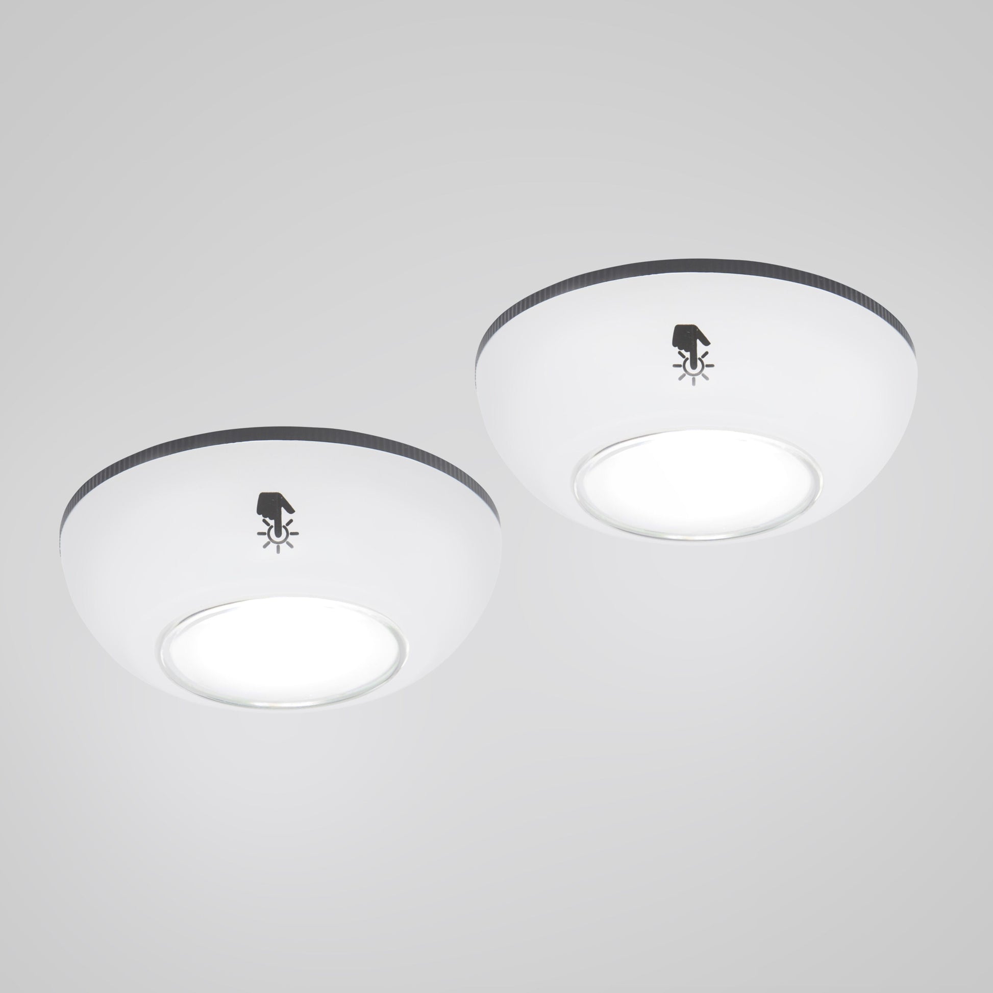 Rubicson Touch LED-spot 2-pak, rund og hvid, med klokke-med-stråler-symbol, begge lamper tændt.