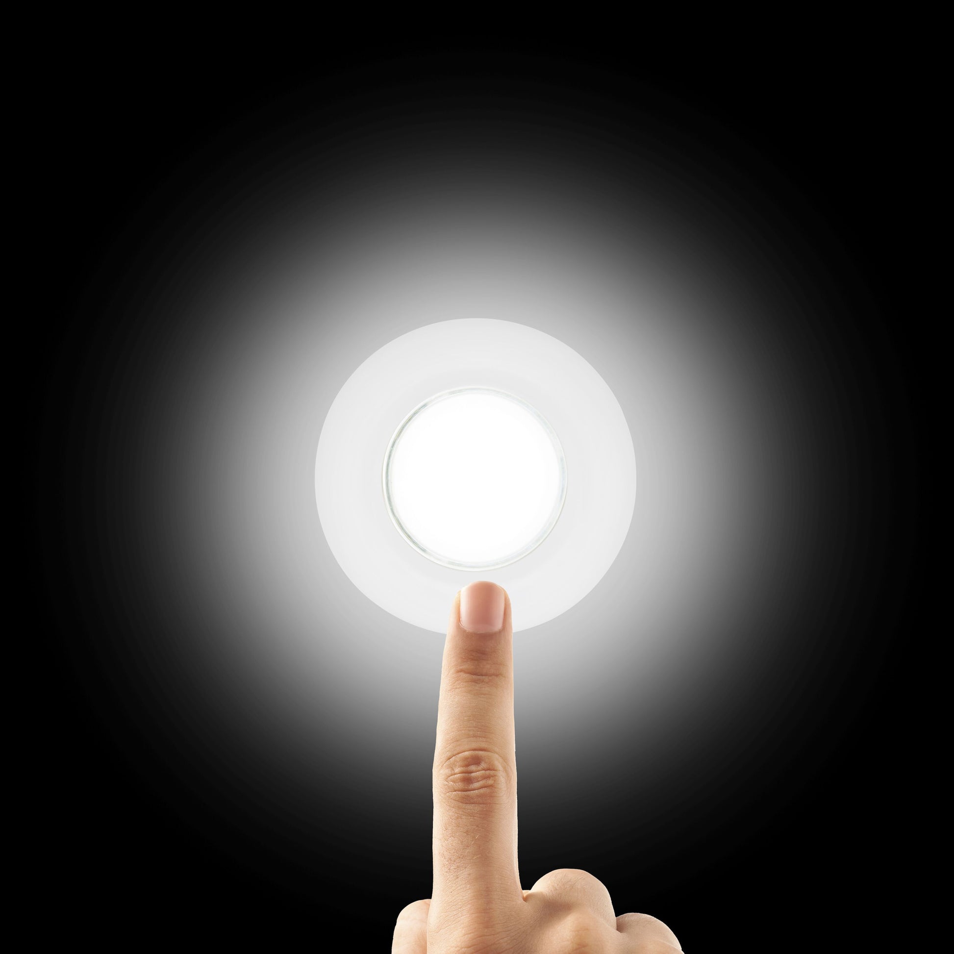 Ledsavers Touch LED-spot 2-pakke, hvid, batteridrevet med selvklæbende montering og tænd/sluk-knap berøres.