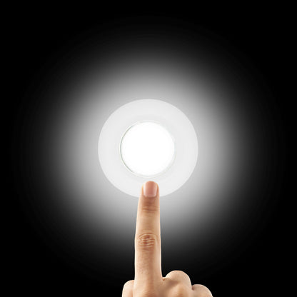 Ledsavers Touch LED-spot 2-pakke, hvid, batteridrevet med selvklæbende montering og tænd/sluk-knap berøres.