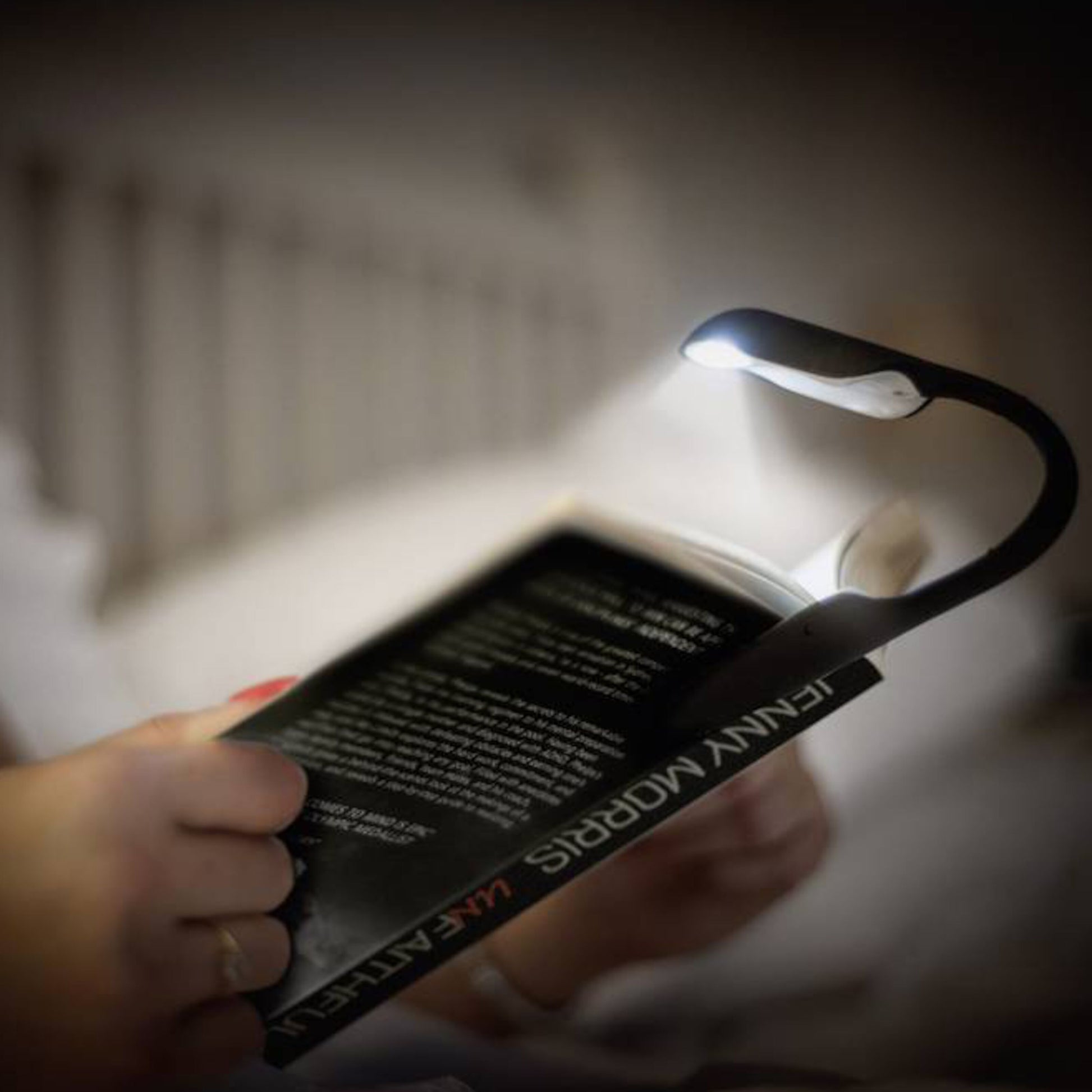 Energizer Boglampe LED fleksibel clip-on lampe oplyser bogsider i seng, synlig lysstyrke og bøjeligt design.