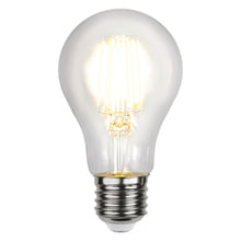 LED-pære E27 12-24V 450 lm klart glas, synlige glødetråde, sølvfatning, tændt til udendørs lavvoltsbelysning.