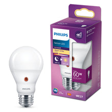 Philips LED-lampe med skumringsrelæ E27 806 lm ved lilla æske, 7,5W, varmt hvidt lys, automatisk tænd/sluk.