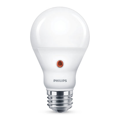 Philips LED-lampe med skumringsrelæ E27 fatning, 806 lm, hvid med synligt lille rødt relæ på lampen.