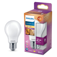 Philips dæmpbar LED-pære E27 470 lm 2700K 3,4W tilsvarende 40W, æske viser pæretype og billede af oplyst rum.