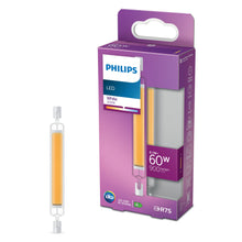 Philips LED-stavlampe R7s 118 mm 806 lumen ved siden af lilla emballage med hvid lysmarkering.