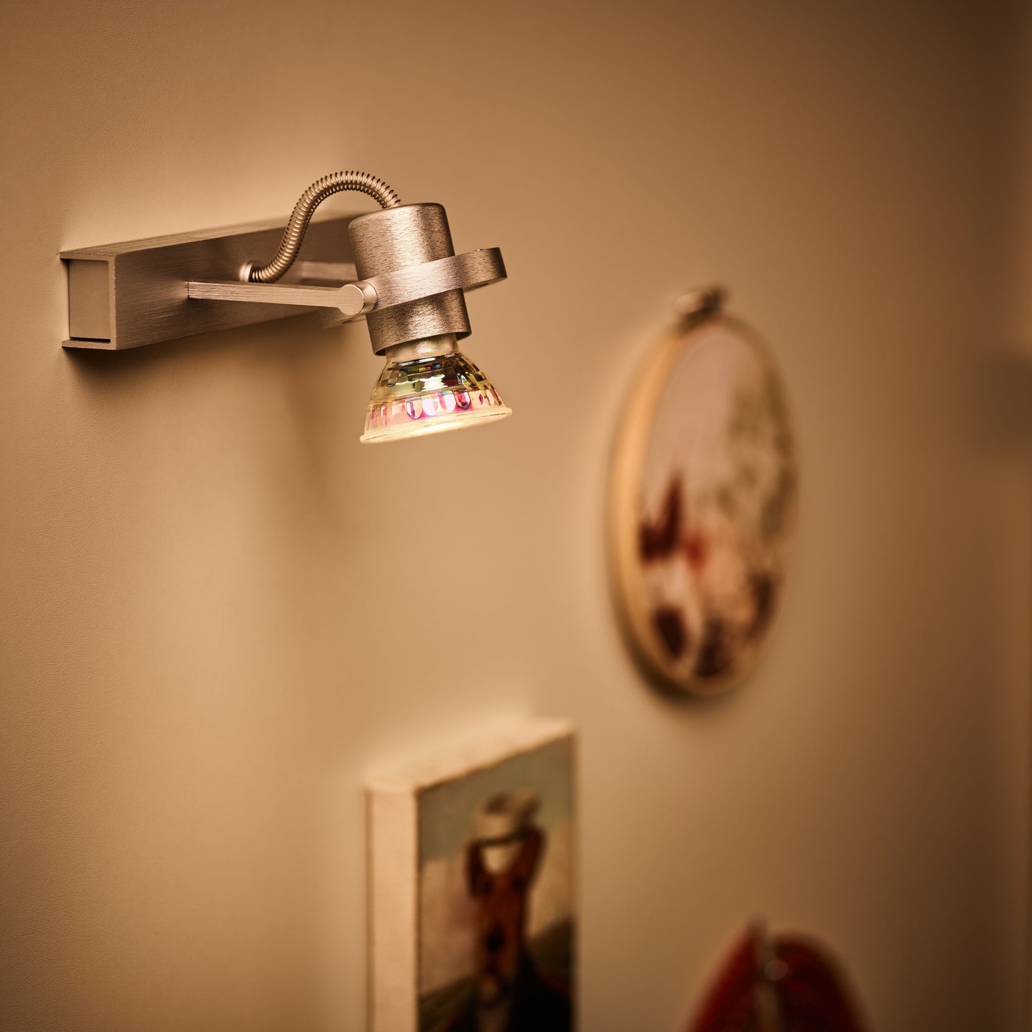 Philips LED-pære GU10 355 lm 6-pak varm hvid lys, spot til billeder og kunst på beige væg.