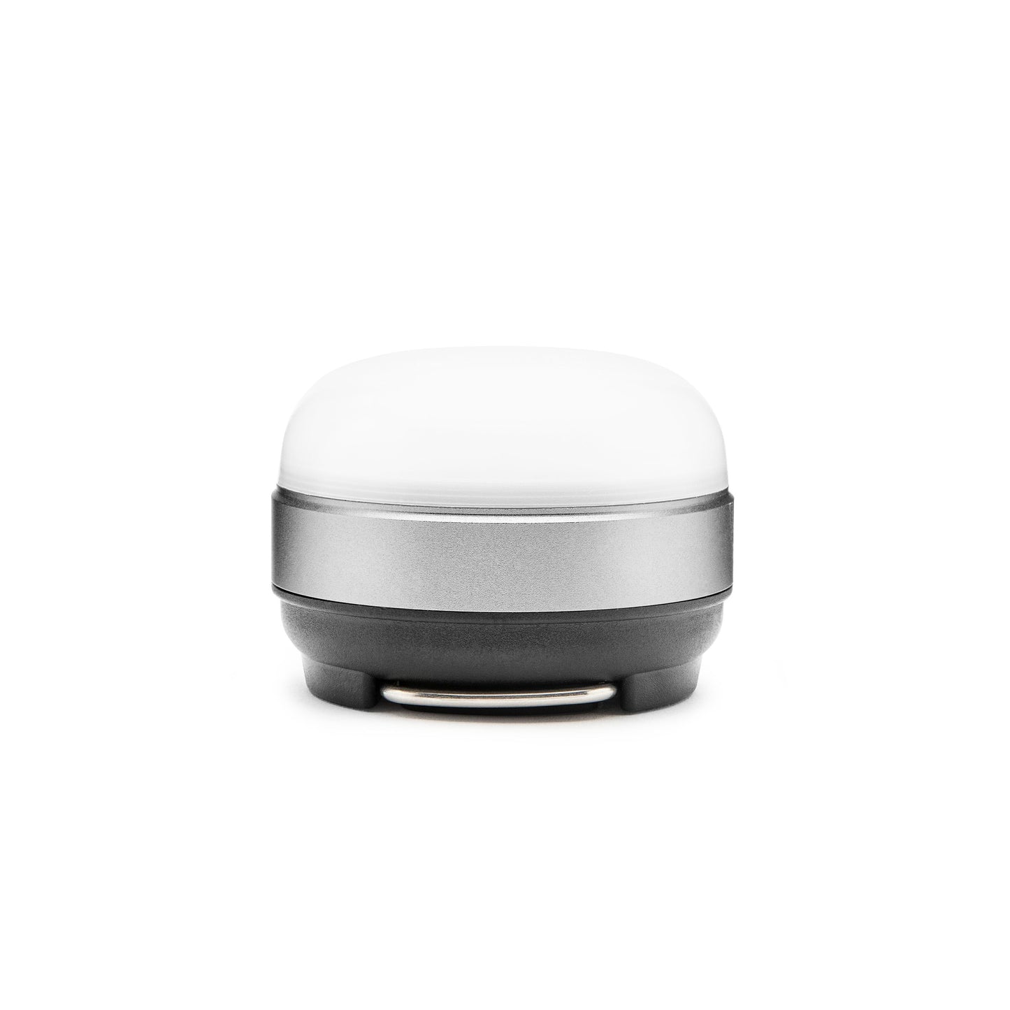 Ledsavers Mini-campinglampe med mat hvid kuppel, sølv midte og mørkegrå bundt med clips.