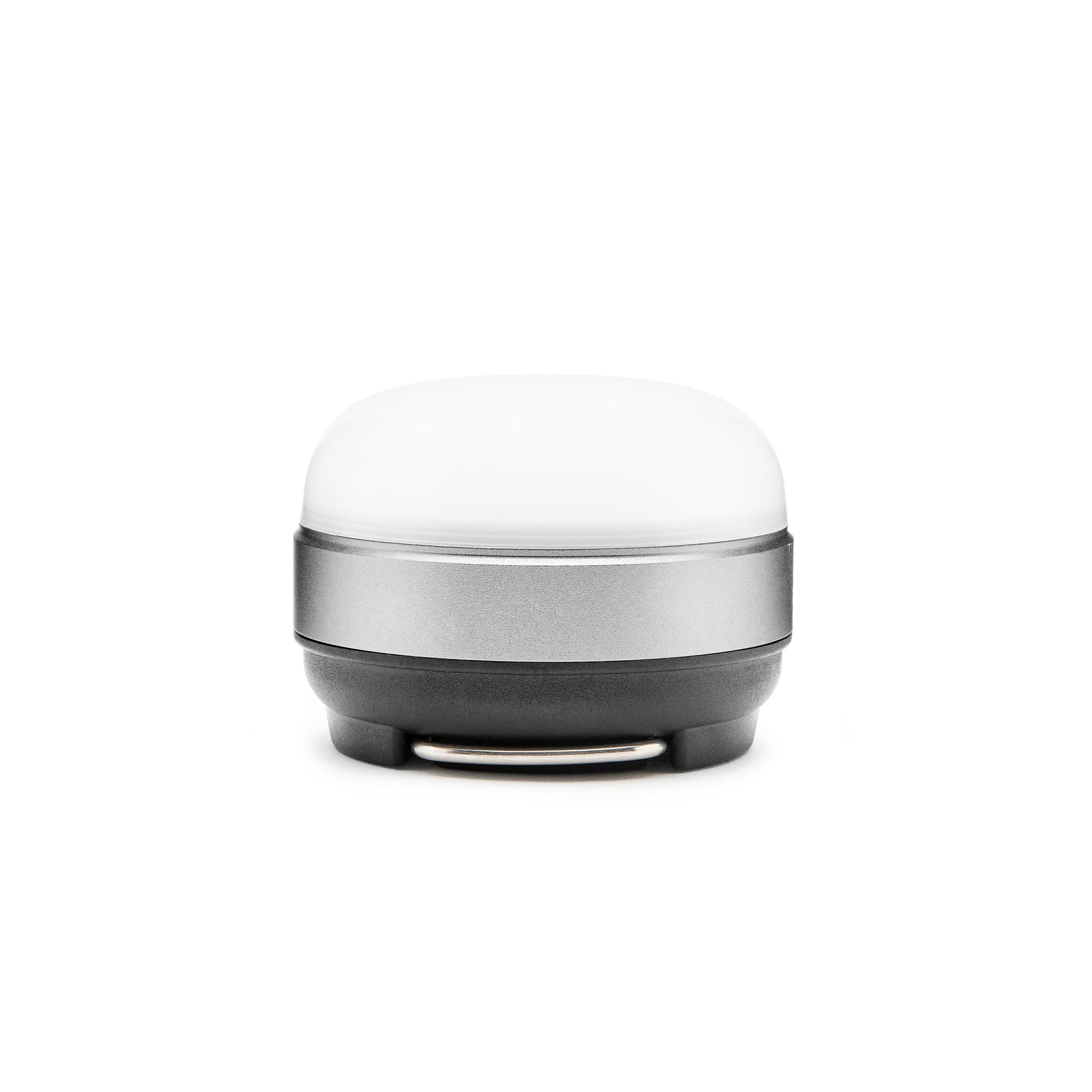 Ledsavers Mini-campinglampe med mat hvid kuppel, sølv midte og mørkegrå bundt med clips.