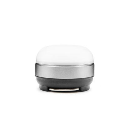 Ledsavers Mini-campinglampe med mat hvid kuppel, sølv midte og mørkegrå bundt med clips.