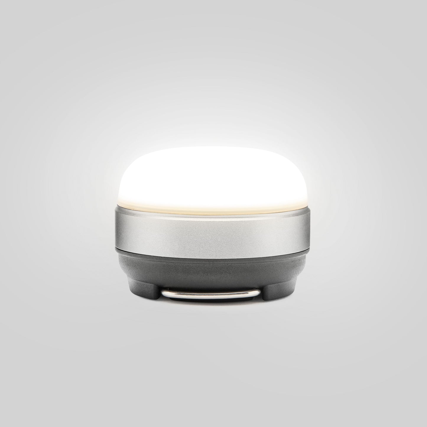 Ledsavers Mini-campinglampe kompakt rund sølvgrå lampe med kraftigt hvidt lys til udendørs brug.