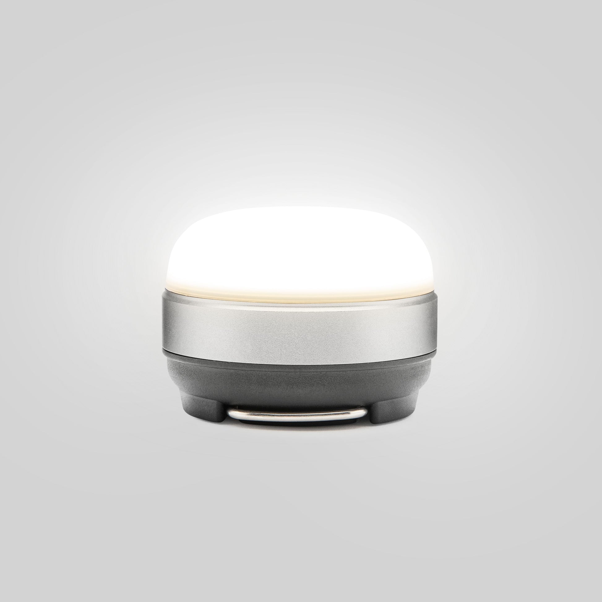 Ledsavers Mini-campinglampe kompakt rund sølvgrå lampe med kraftigt hvidt lys til udendørs brug.