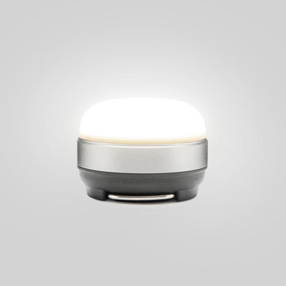 Ledsavers Mini-campinglampe kompakt rund sølvgrå lampe med kraftigt hvidt lys til udendørs brug.