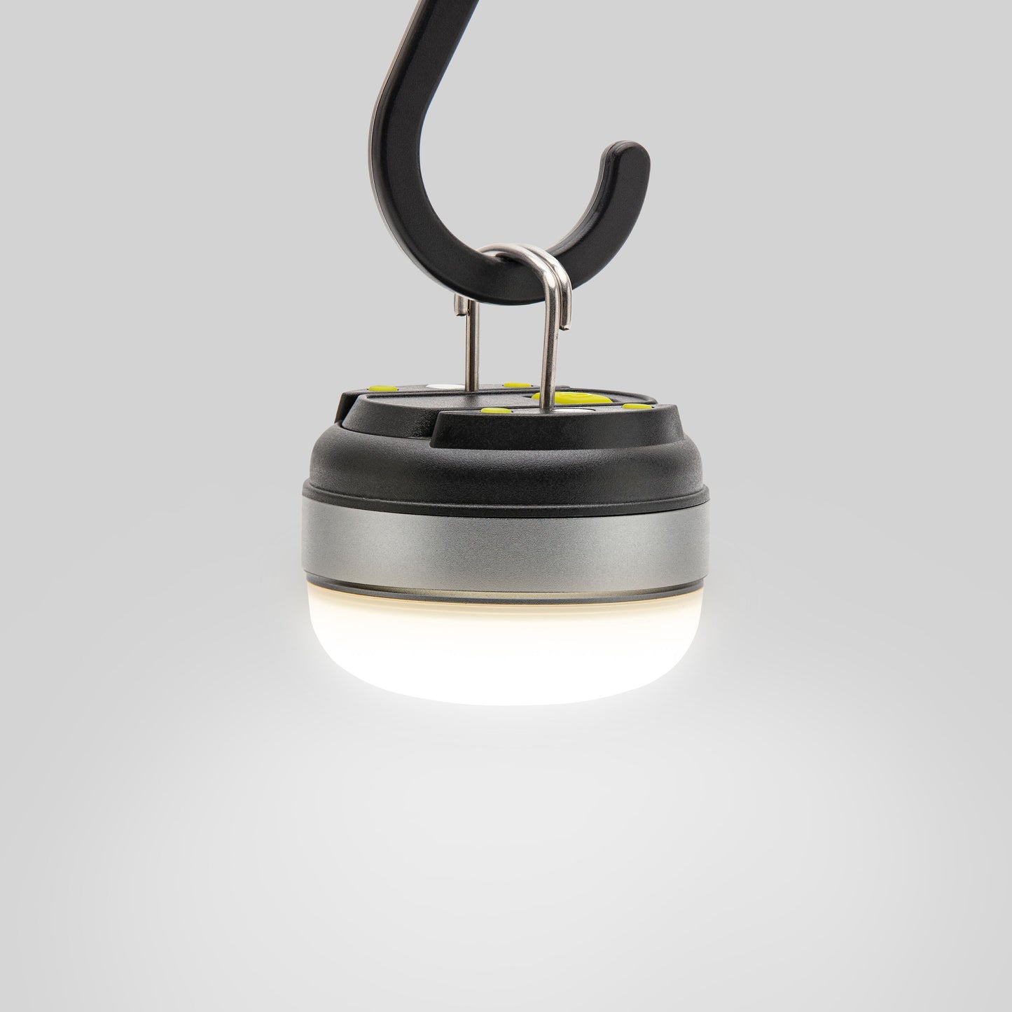 Ledsavers Mini-campinglampe rund, lille model med sort ophængskrog, lyser kraftigt hvidt.
