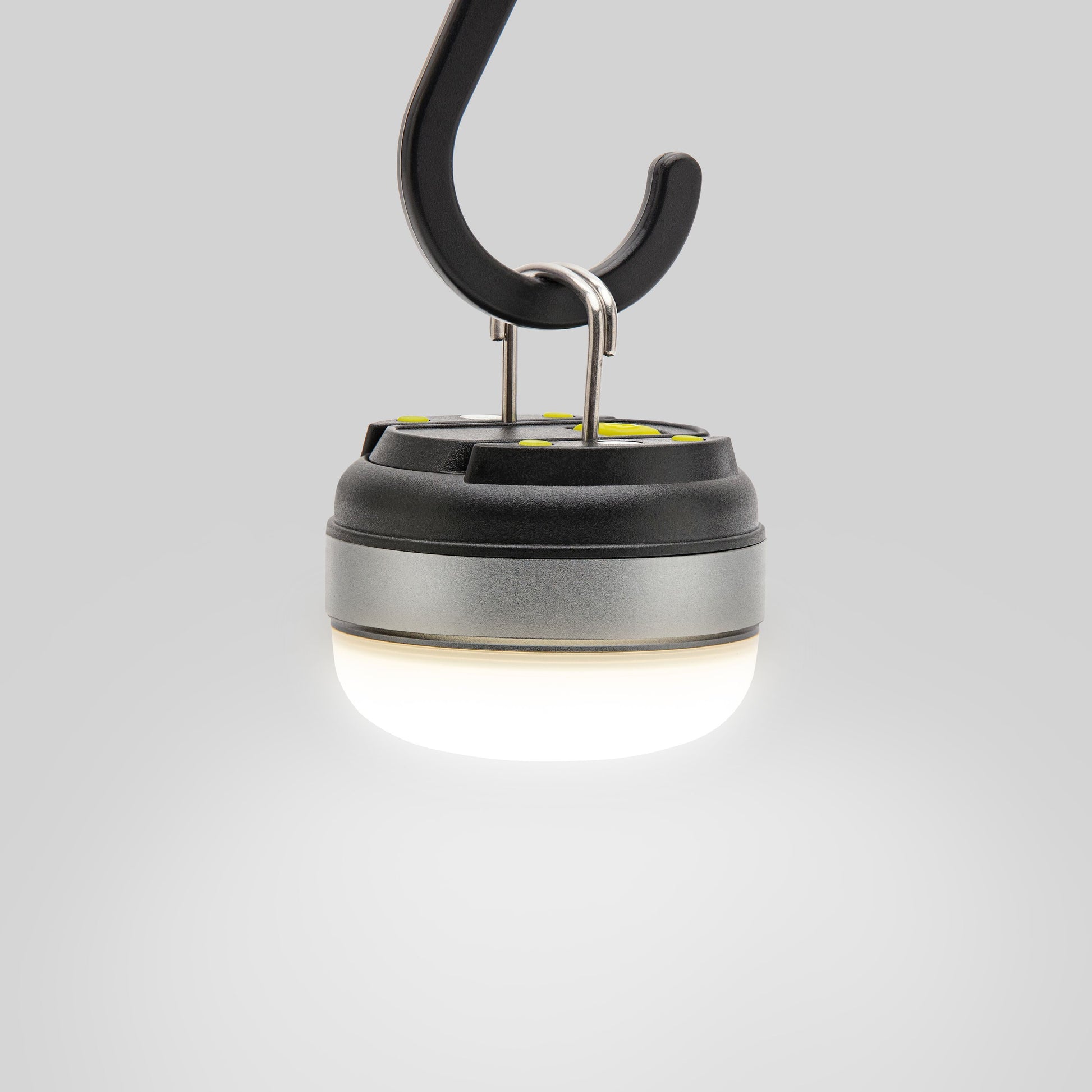 Ledsavers Mini-campinglampe rund, lille model med sort ophængskrog, lyser kraftigt hvidt.