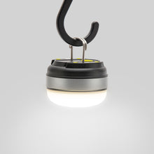 Ledsavers Mini-campinglampe rund, lille model med sort ophængskrog, lyser kraftigt hvidt.