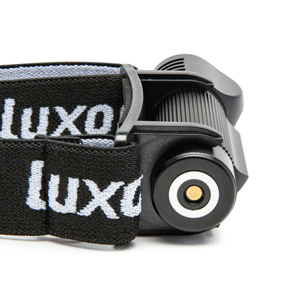 Luxorparts Multifunktionslampe 500 lm med rillet krop og rund linse, sort justerbar rem med hvidt Luxorparts-logo.