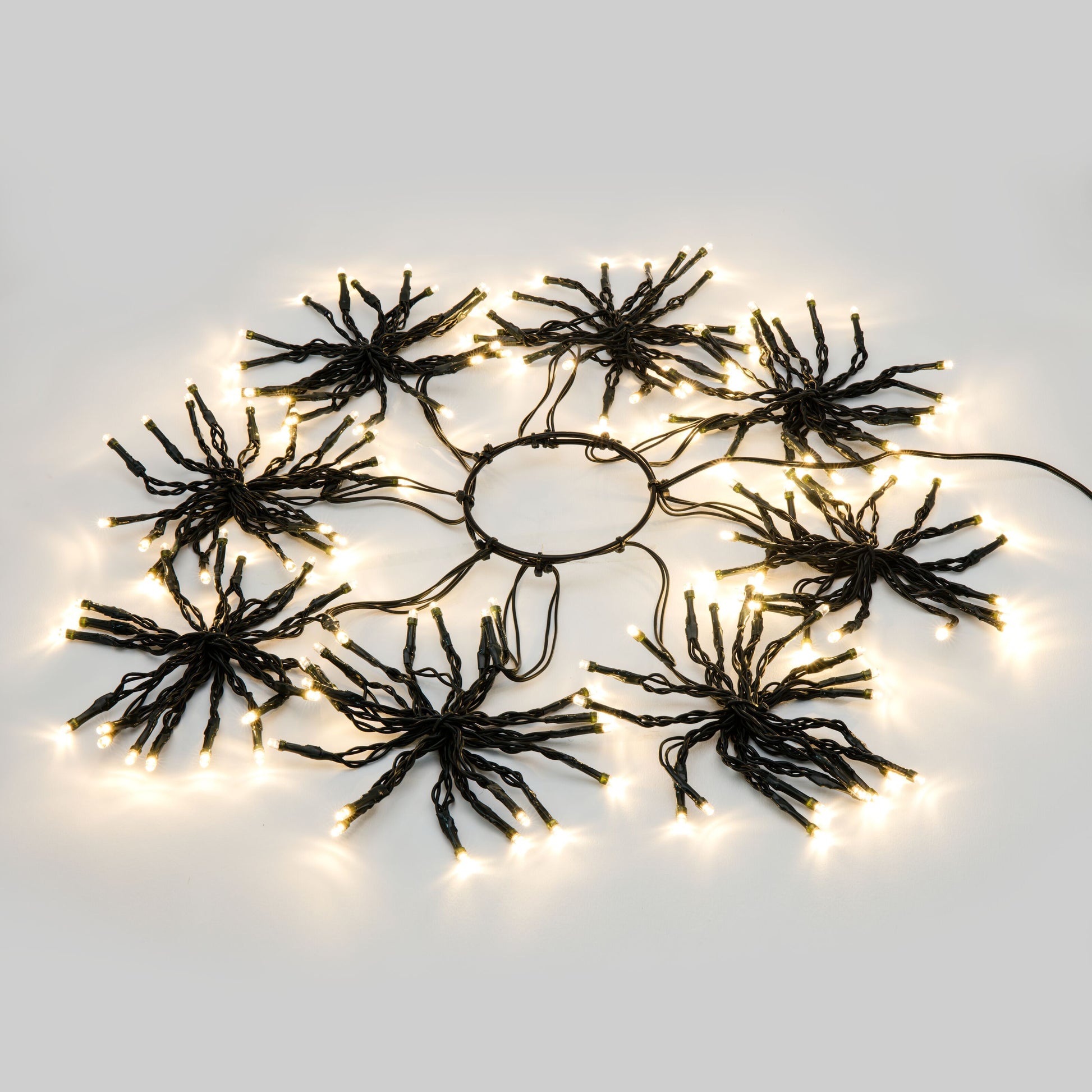 Juletræsbelysning 160 LED, klynger af varm-hvide LED i cirkulært mønster, indendørs, synlige detaljer.