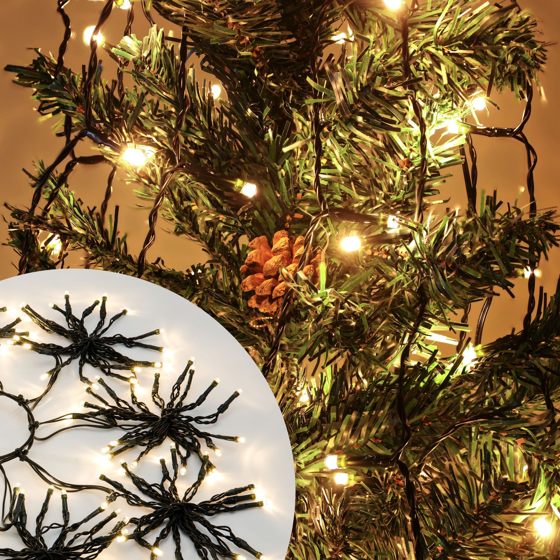 Juletræ med Ledsavers Juletræsbelysning 160 LED og kogler, detalje af stjerneformet LED-lyskæde.