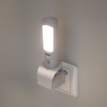Luxorparts genopladelig lommelygte og natlampe i opladningsbase med stikkontakt, tænd/sluk-knap og indikatorlys.
