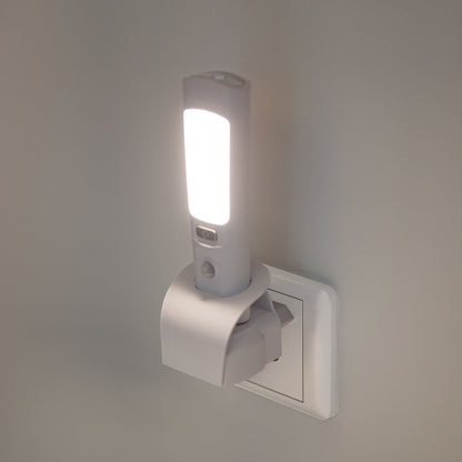 Luxorparts genopladelig lommelygte og natlampe i opladningsbase med stikkontakt, tænd/sluk-knap og indikatorlys.