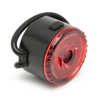 Ledsavers Cykellygte sort/rød, rund LED, kompakt design med gummistrop til cykelmontering, vist fra skrå vinkel.