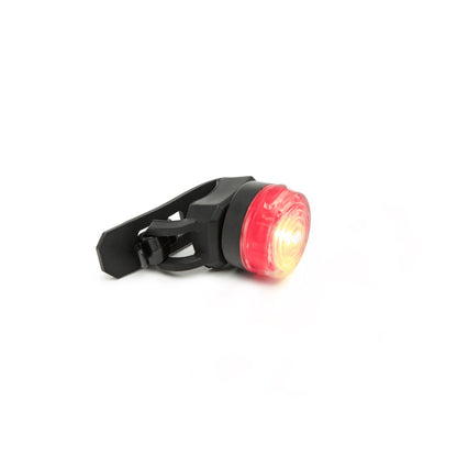 Ledsavers Luxorparts genopladelig sort cykel baglygte med rød LED-linse og gummirem, USB-kompatibel.