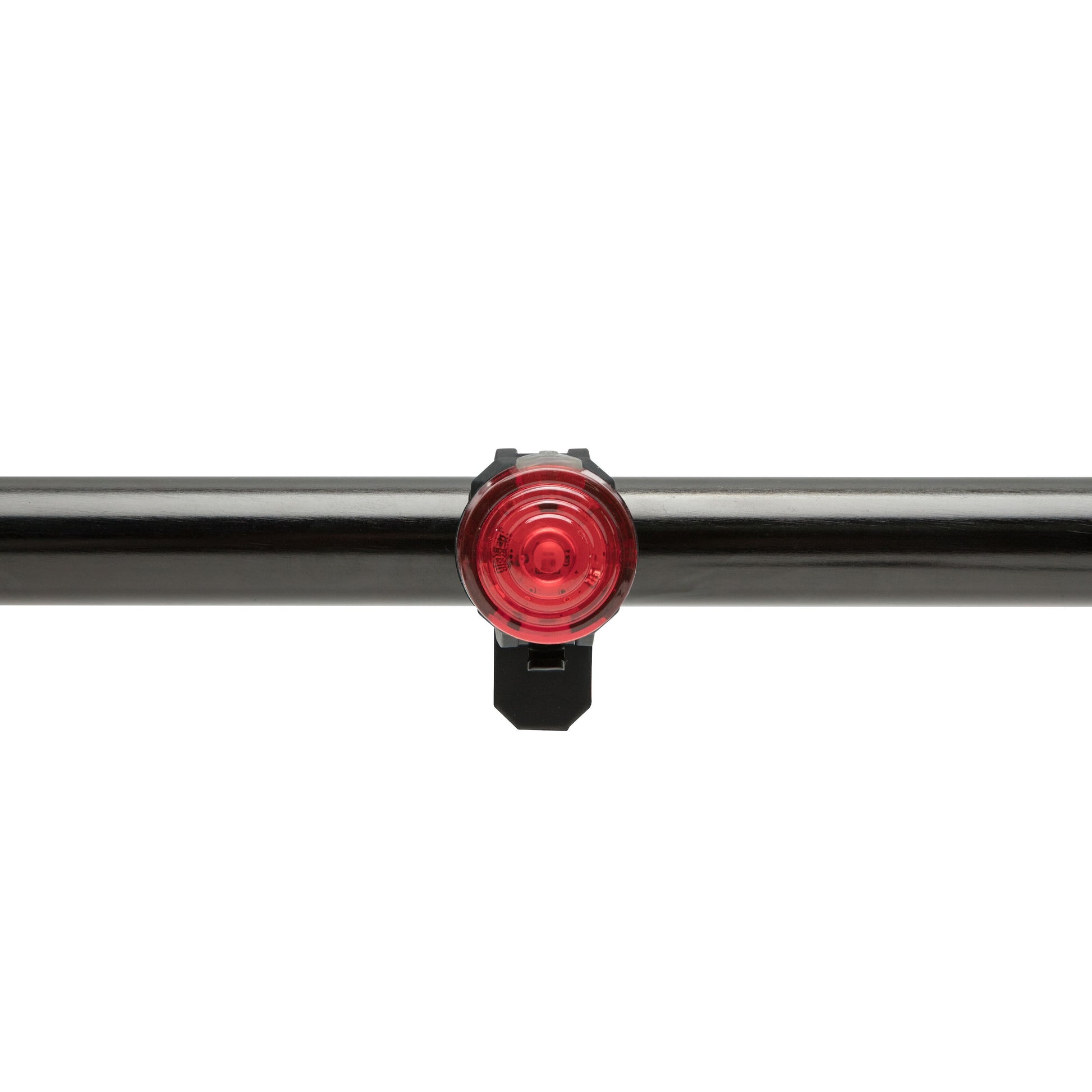 Luxorparts Genopladelig cykellygte, rød og rund, USB-opladning, monteret på sort vandret sadelstang.