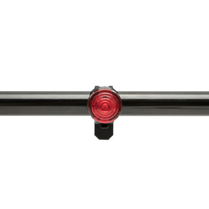 Luxorparts Genopladelig cykellygte, rød og rund, USB-opladning, monteret på sort vandret sadelstang.