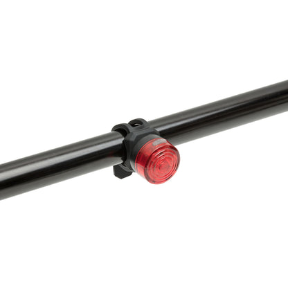 Ledsavers Luxorparts genopladelig rød cykellygte med cirkulær linse på sort stel eller styr, fastgjort med sort beslag.