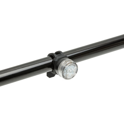 Luxorparts Genopladelige cykellygter, kompakt og rund, monteret på sort cykelstel med sort beslag.