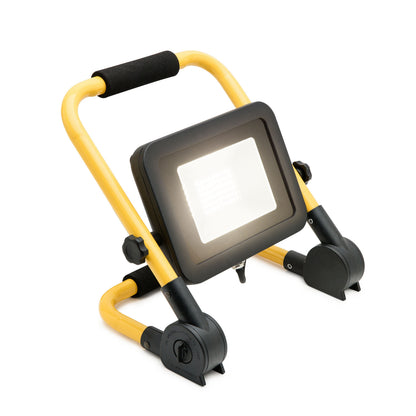 Ledsavers LED arbejdsbelysning 50 W 4250 lm sort rektangulær lampe på gul sammenklappelig U-formet stander.