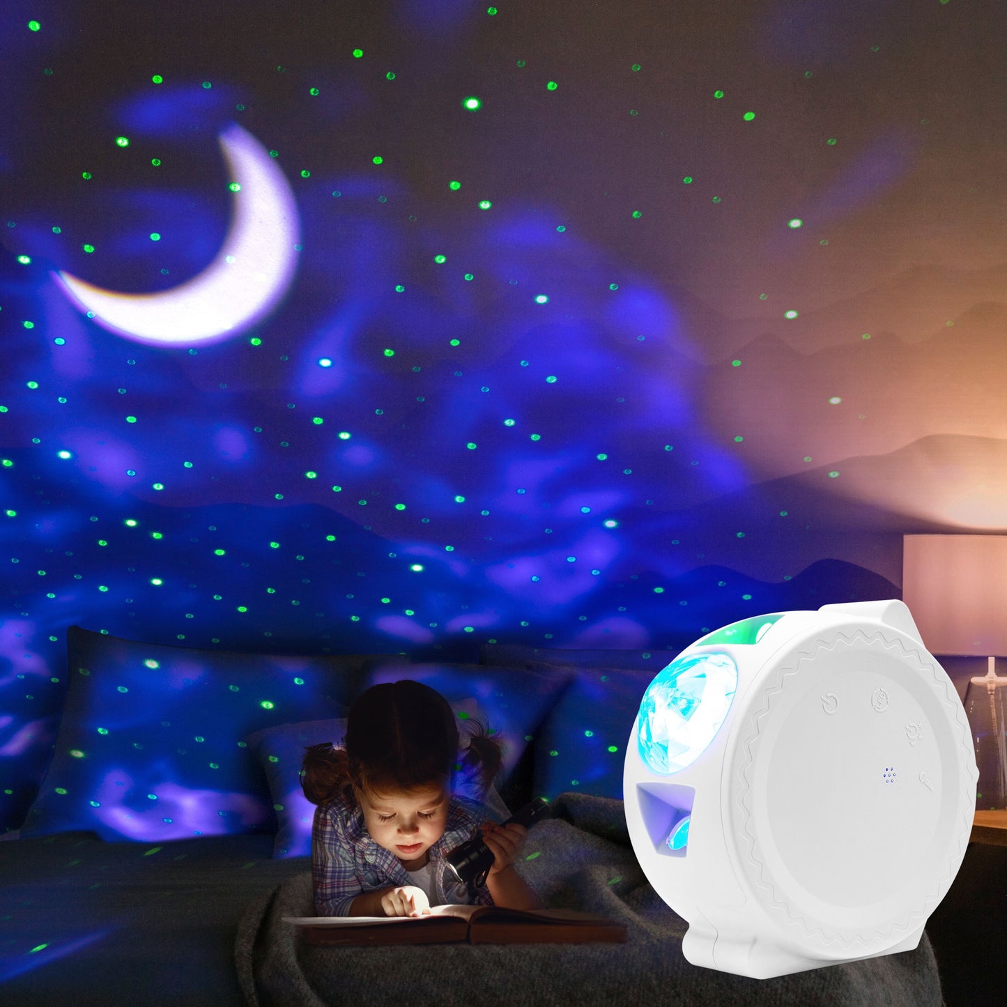 Rubicson Natlampe med stjernehimmel projicerer grønne stjerner og halvmåne på mørkt væg ved seng.