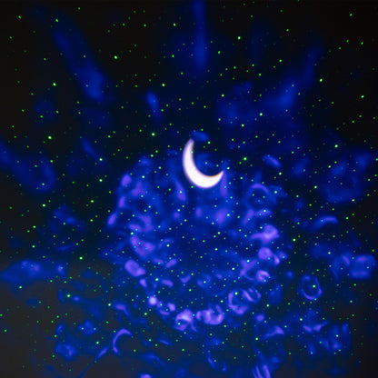 Rubicson natlampe med stjernehimmel projicerer glødende halvmåne, blå og lilla lys samt grønne laserprikker i mørke.