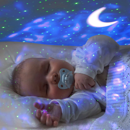 Rubicson Natlampe med stjernehimmel projicerer blå og grønne måne- og stjernelys natlampe, baby med sut under tæppe.