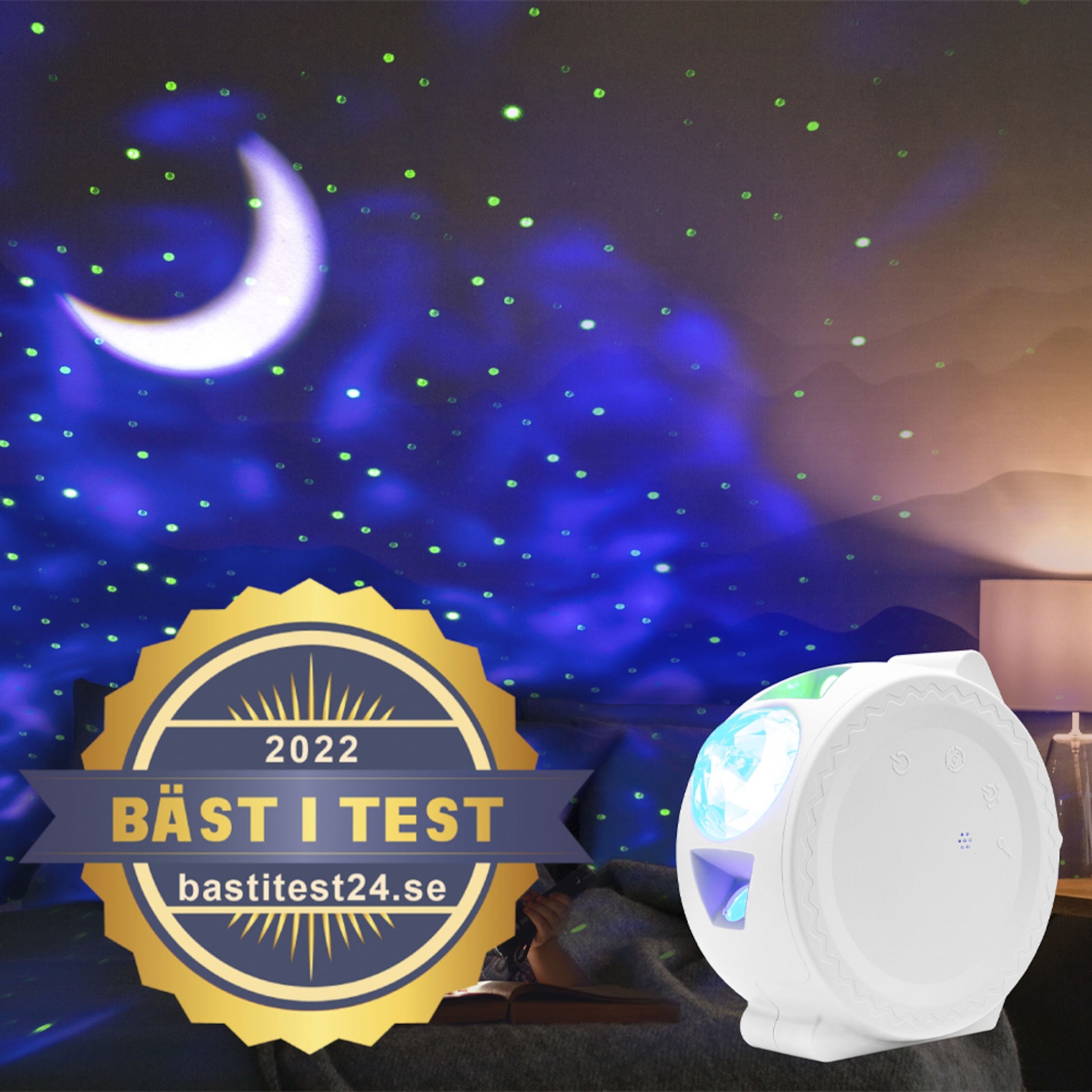 Rubicson Natlampe med stjernehimmel projicerer blå og grønne lys samt halvmåne på væg, 2022 BÄST I TEST mærke foran.