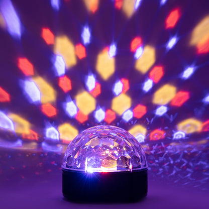 Ledsavers Diskolampe med fjernbetjening, projicerer lilla, røde, gule og blå LED-lys i geometriske mønstre på væg.