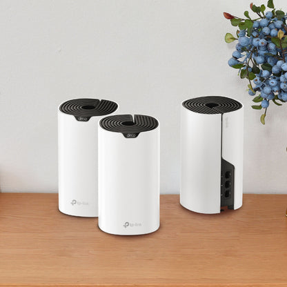 TP-Link Deco S7 Mesh AC1900 routere, hvide med sorte toppe, tre stk. på træbord.