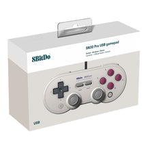 8Bitdo SN30 Pro G Edition USB-håndkontrol i SNES-stil med grå og lilla knapper, modelnavn og kompatibilitet på æsken.