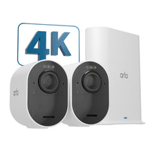 Arlo Ultra 2 Spotlight hvide trådløse overvågningskameraer og basestation ved blåt 4K-skilt.