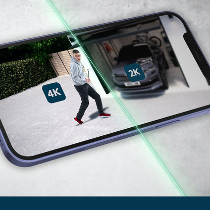 Arlo Ultra 2 Spotlight trådløst overvågningskamera 4K vs sløret 2K garage delt skærm på smartphone.