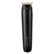 Remington MB7050 sort hår- og skægtrimmer med guld T-præcisionsblad, justerbar klippelængde, Remington-logo på skaftet.
