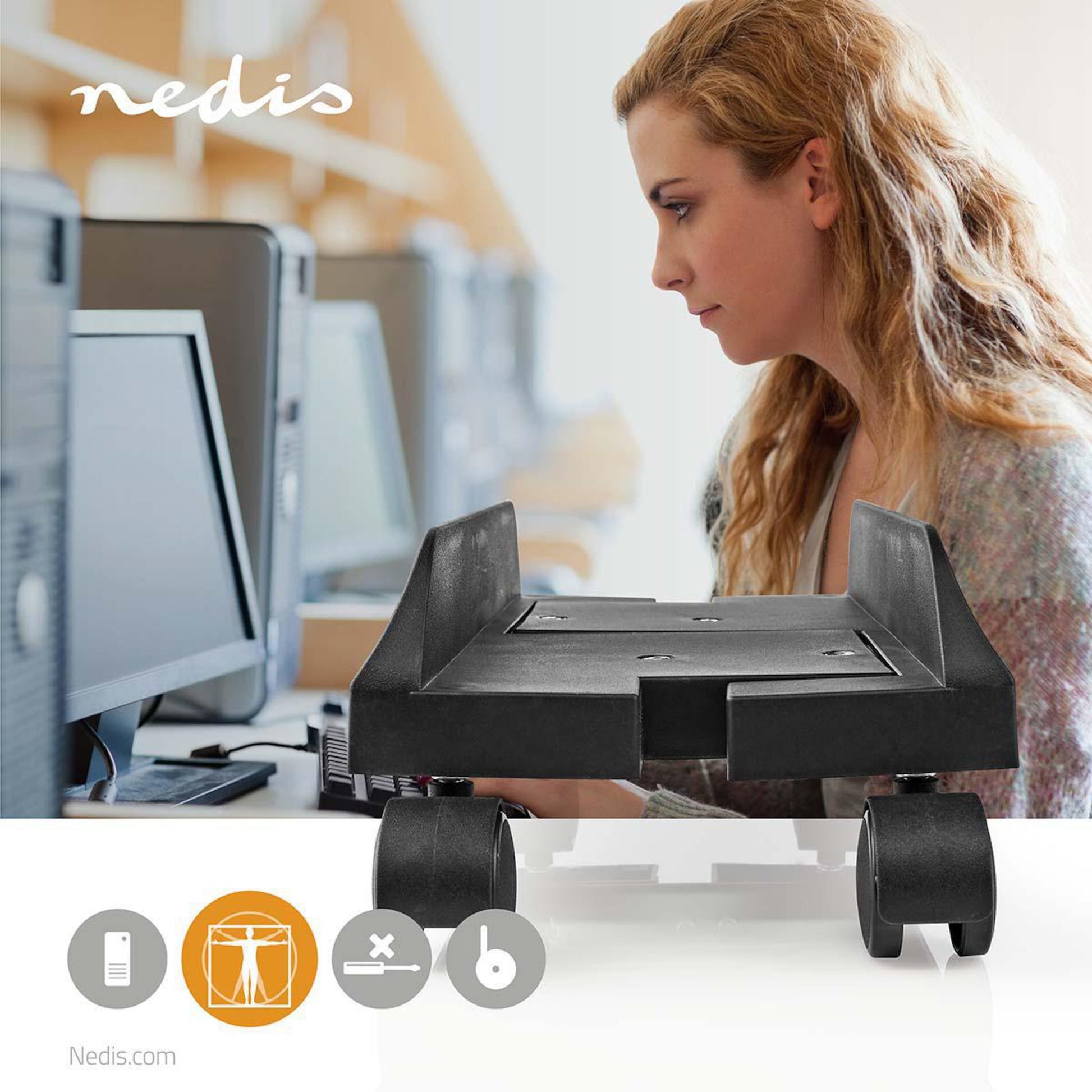 Sort Nedis computerholder med hjul på stativ i forgrund, yderligere holder synlig i baggrunden.