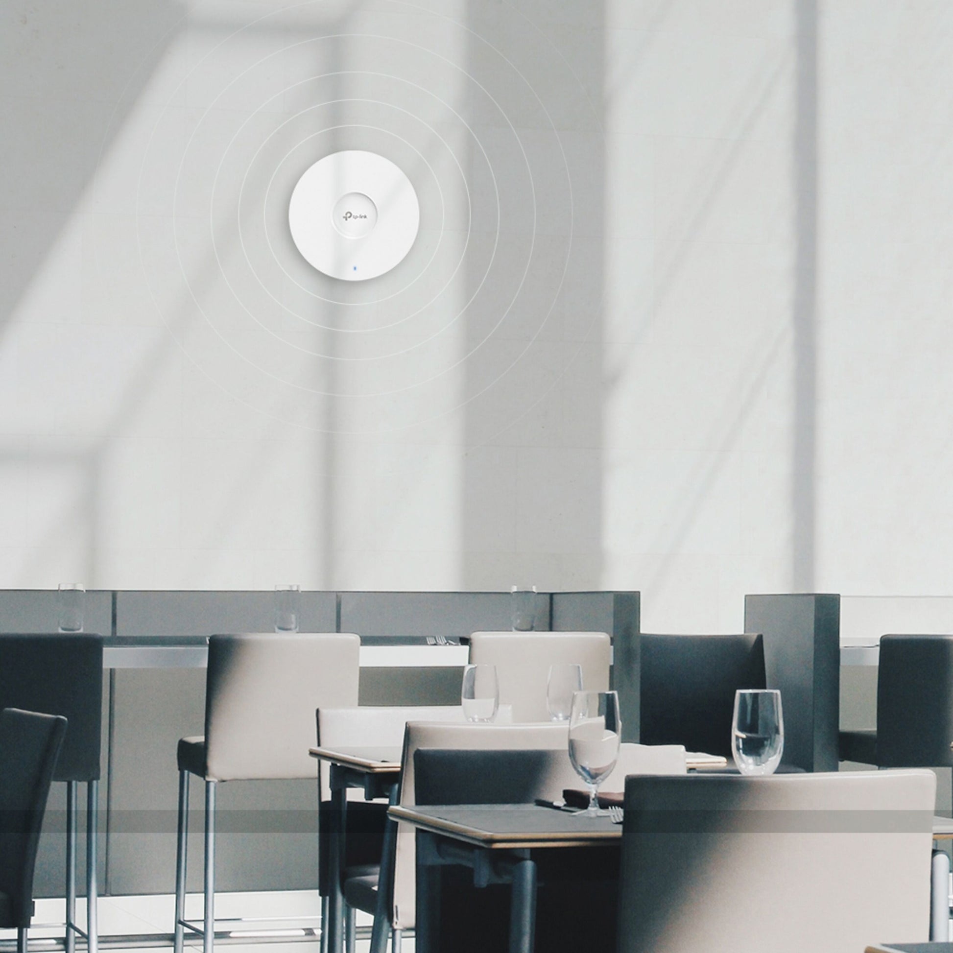 Tp-Link Omada EAP653 Wifi 6 Roaming-adgangspunkt AX3000 vægmonteret, synlige koncentriske cirkler i lyset.