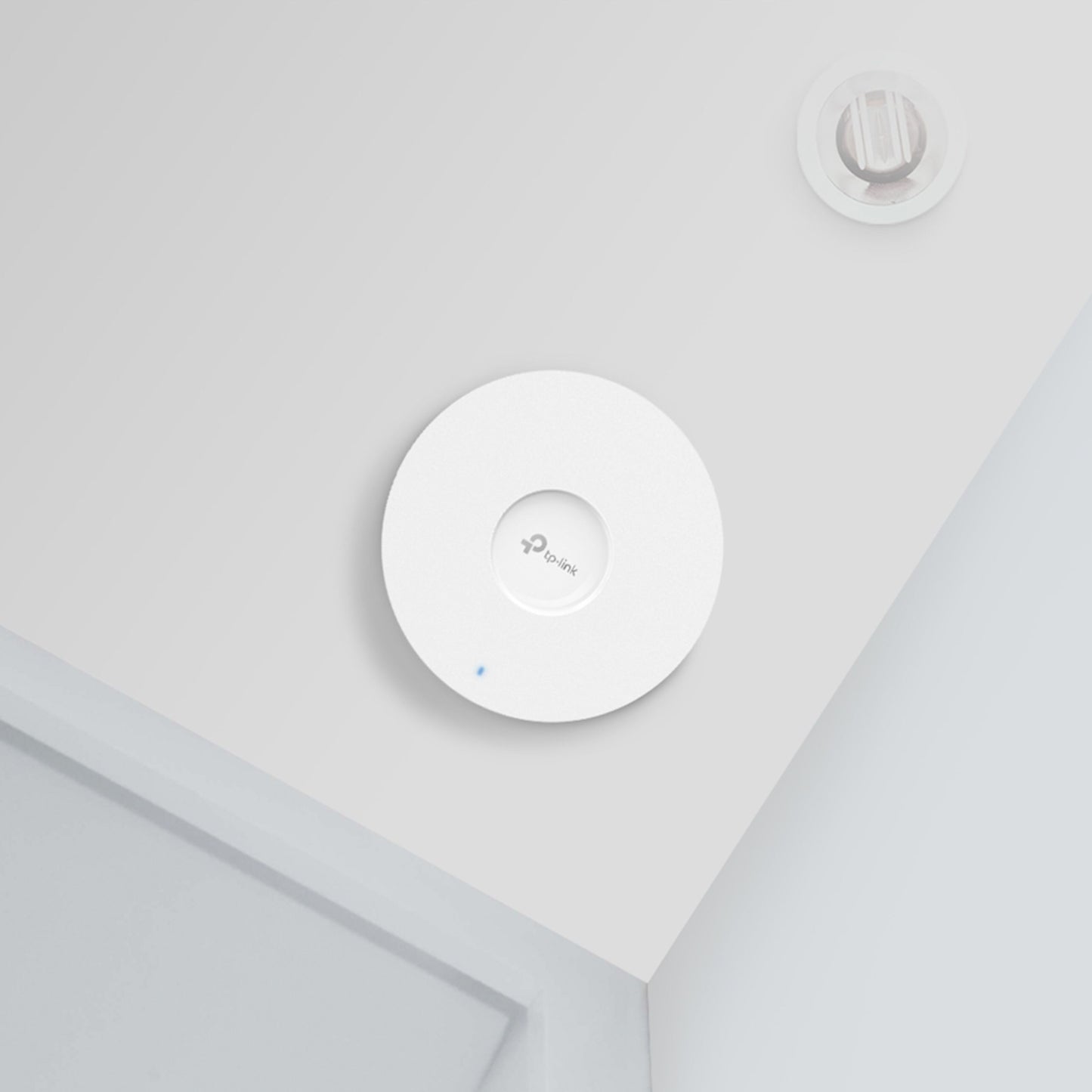 TP-Link Omada EAP653 WiFi 6 AX3000 adgangspunkt hvid, loftmonteret nær røgalarm og dørkarm, MU-MIMO, Omada SDN.