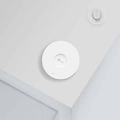 TP-Link Omada EAP653 WiFi 6 AX3000 adgangspunkt hvid, loftmonteret nær røgalarm og dørkarm, MU-MIMO, Omada SDN.