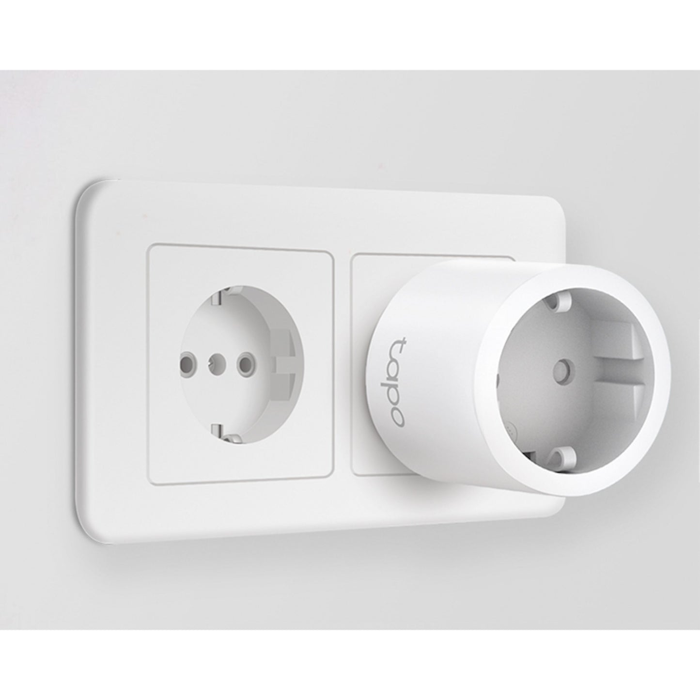 TP-Link Tapo P115 Smart Wifi-fjernstrømskontakt med energimåling i højre stik på hvidt europæisk vægudtag, venstre stik tomt.