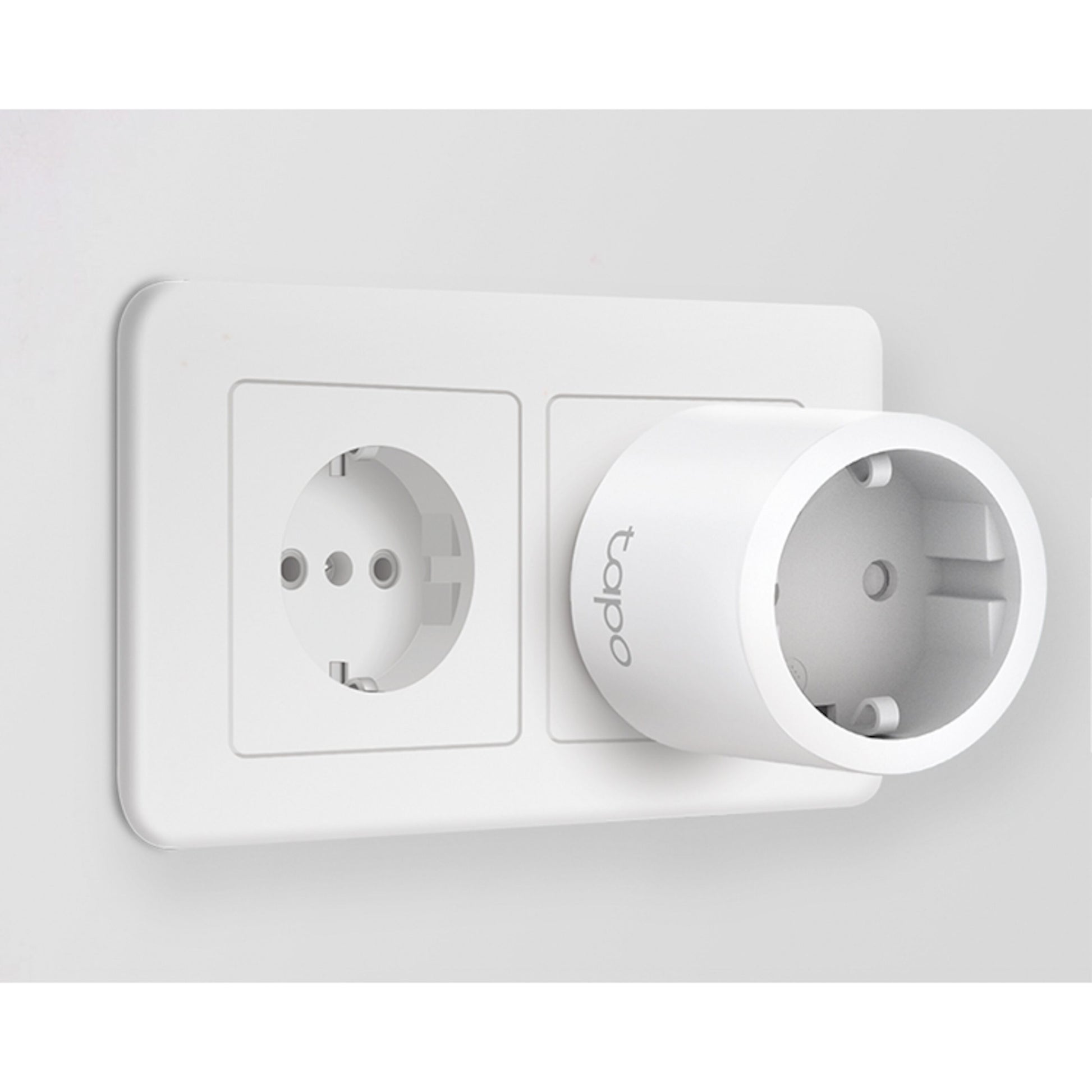 TP-Link Tapo P115 Smart Wifi-fjernstrømskontakt med energimåling i højre stik på hvidt europæisk vægudtag, venstre stik tomt.