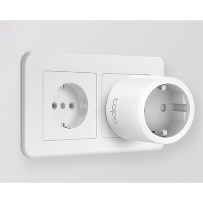 TP-Link Tapo P115 Smart Wifi-fjernstrømskontakt med energimåling i højre stik på hvidt europæisk vægudtag, venstre stik tomt.
