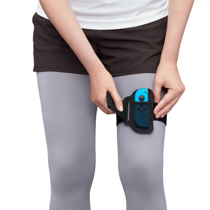 Blå Joy-Con controller fastgøres til Nintendo Benrem til Joy-Con 1-pakke lårstrop påsat brugerens lår.